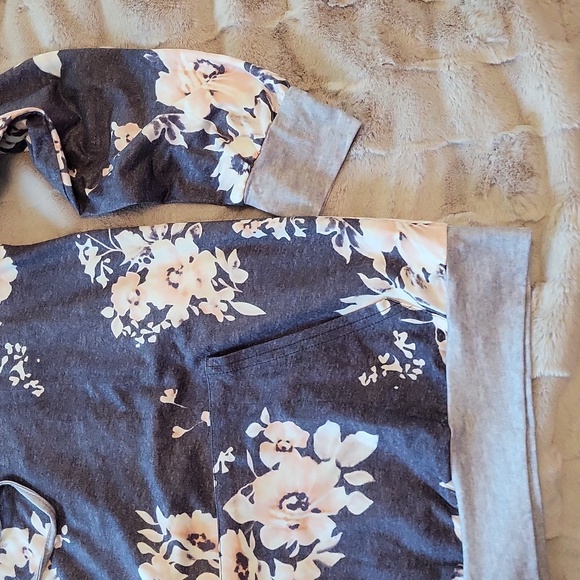 🌸Softest Florals Hoodies w/ Kangaroo Pocket - 2 Pc Bundle 🌸 Size Small - Picture 11 of 15